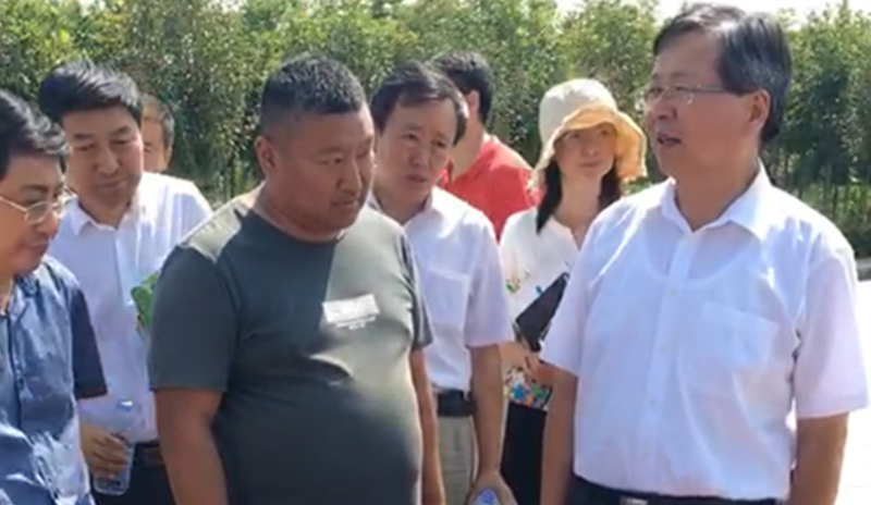 農(nóng)業(yè)部及負(fù)責(zé)領(lǐng)導(dǎo)一起參觀了愛(ài)麗潔農(nóng)村廁所改造產(chǎn)品，并得到了認(rèn)可